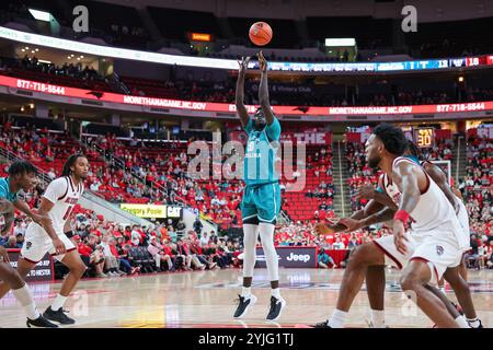 Raleigh, North Carolina, USA. November 2024. Das Coastal Carolina Chanticleers Center MABOR MAJAK (50) schießt einen Freiwurf während des NCAA Männer Basketballspiels zwischen den Coastal Carolina Chanticleers und NC State Wolfpack im Lenovo Center in Raleigh, North Carolina. (Kreditbild: © Israel Anta via ZUMA Press Wire) NUR REDAKTIONELLE VERWENDUNG! Nicht für kommerzielle ZWECKE!/Alamy Live News Stockfoto