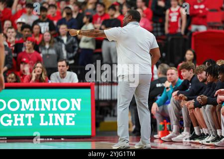 Raleigh, North Carolina, USA. November 2024. JUSTIN GRAY, Cheftrainer der Coastal Carolina Chanticleers, kommuniziert mit seinen Spielern während des NCAA-Basketballspiels zwischen den Coastal Carolina Chanticleers und NC State Wolfpack im Lenovo Center in Raleigh, North Carolina. (Kreditbild: © Israel Anta via ZUMA Press Wire) NUR REDAKTIONELLE VERWENDUNG! Nicht für kommerzielle ZWECKE!/Alamy Live News Stockfoto