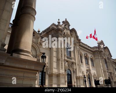 Lima, Peru. November 2024. Die Fassade des Regierungspalastes während der Besuche der Staatschefs im Rahmen der APEC Peru 2024 Economic Leaders Week (AELW) besteht aus einem Treffen zwischen den Staatschefs, das als Protokoll dient und bilaterale Instrumente unterzeichnet. Quelle: Fotoholica Presseagentur/Alamy Live News Stockfoto