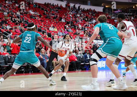 Raleigh, North Carolina, USA. November 2024. Der Wächter JAYDEN TAYLOR (8) des North Carolina State Wolfpack bereitet sich darauf vor, den Ball während des NCAA Männer Basketballspiels zwischen den Coastal Carolina Chanticleers und NC State Wolfpack im Lenovo Center in Raleigh, North Carolina, zu schießen. (Kreditbild: © Israel Anta via ZUMA Press Wire) NUR REDAKTIONELLE VERWENDUNG! Nicht für kommerzielle ZWECKE!/Alamy Live News Stockfoto
