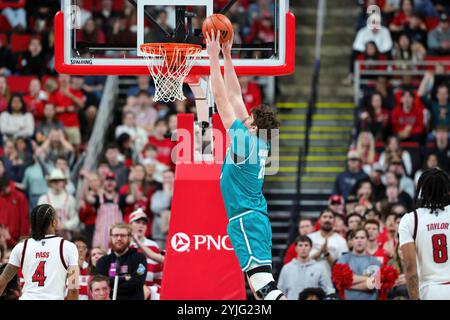 Raleigh, North Carolina, USA. November 2024. NOAH AMENHAUSER (21) geht während des NCAA Männer Basketballspiels zwischen den Coastal Carolina Chanticleers und NC State Wolfpack im Lenovo Center in Raleigh, North Carolina, zum Dunk. (Kreditbild: © Israel Anta via ZUMA Press Wire) NUR REDAKTIONELLE VERWENDUNG! Nicht für kommerzielle ZWECKE!/Alamy Live News Stockfoto