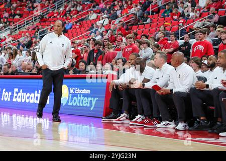 Raleigh, North Carolina, USA. November 2024. North Carolina State Wolfpack Head Coach KEVIN KEATTS tritt beim NCAA Männer Basketballspiel zwischen den Coastal Carolina Chanticleers und NC State Wolfpack im Lenovo Center in Raleigh, North Carolina, auf. (Kreditbild: © Israel Anta via ZUMA Press Wire) NUR REDAKTIONELLE VERWENDUNG! Nicht für kommerzielle ZWECKE!/Alamy Live News Stockfoto