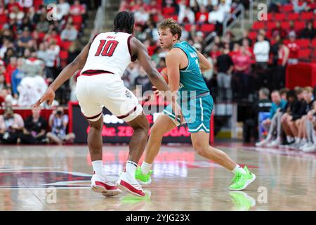 Raleigh, North Carolina, USA. November 2024. HENRY ABRAHAM (13) bereitet sich darauf vor, den Ball während des NCAA-Basketballspiels zwischen den Coastal Carolina Chanticleers und NC State Wolfpack im Lenovo Center in Raleigh, North Carolina, zu passieren. (Kreditbild: © Israel Anta via ZUMA Press Wire) NUR REDAKTIONELLE VERWENDUNG! Nicht für kommerzielle ZWECKE!/Alamy Live News Stockfoto