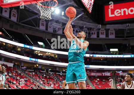 Raleigh, North Carolina, USA. November 2024. Coastal Carolina Chanticleers Guard JORDAN BATTLE (15) wird während des NCAA Männer Basketballspiels zwischen den Coastal Carolina Chanticleers und NC State Wolfpack im Lenovo Center in Raleigh, North Carolina, aufgelegt. (Kreditbild: © Israel Anta via ZUMA Press Wire) NUR REDAKTIONELLE VERWENDUNG! Nicht für kommerzielle ZWECKE!/Alamy Live News Stockfoto