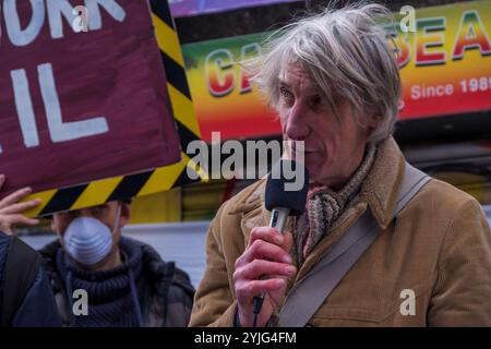 London, Großbritannien. Februar 2018. Der Künstler Andrew Cooper zeigt Aysen Dennis aus dem Aylesbury Estate seine Skulptur von den Lambeth Councillors, die für die soziale Säuberung verantwortlich sind. Die Wahlkämpfer begehen den dritten Jahrestag der Ankündigung von Network Rail, die Brixton Arches mit einer Kundgebung und einem dreiminütigen Schweigen zu erneuern. Das Gebiet und seine kleinen Händler, die vertrieben wurden (einige kämpfen immer noch um den Rest), wurden als das „Herz von Brixton“ bezeichnet. Die Arbeiten sollten bis 2016 abgeschlossen sein, sollen aber erst morgen beginnen, und der Save Brixton AR Stockfoto