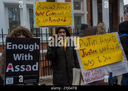 London, Großbritannien. Februar 2018. Demonstranten gegenüber der russischen Botschaft werfen Russland und Assad Kriegsverbrechen in Syrien vor und sagen ihnen, das Land zu verlassen. Der von der syrischen Solidaritätskampagne organisierte Protest kam nach einigen der größten Massaker seit dem Chemikalienangriff im vergangenen April, bei dem Frauen und Kinder in Idlib getötet wurden, wo es weiterhin weit verbreitete chemische Angriffe und Bombardements gegen Krankenhäuser und medizinische Teams gab. Der jüngste Anstieg von Angriffen folgt dem Abschuss eines russischen Jets über Idlib durch syrische Freiheitskämpfer mit einem in Russland hergestellten tragbaren Raketensystem. Stockfoto