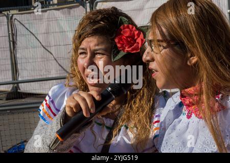 London, Großbritannien. Februar 2018. Bolivianer protestieren auf dem Trafalgar Square gegen Präsident Evo Morales, der eine Berufung des Obersten Gerichtshofs gewann, die ihm eine vierte Amtszeit im Jahr 2019 ermöglichen wird, nachdem ein Referendum am 21. Februar 2016 die Verfassungsänderung abgelehnt hatte. Die Regierung argumentierte, dass sie wegen einer illegalen Verleumdungskampagne gegen Morales, den ersten indigenen Führer des Landes, der seit 2006 im Amt ist, verloren habe, und sagt, er bräuchte mehr Zeit an der Macht, um das Programm seiner Partei der sozialen Reformen zu konsolidieren. Die Demonstranten beschuldigen ihn, Diktator und Verlassener sein zu wollen Stockfoto