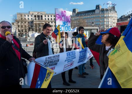 London, Großbritannien. Februar 2018. Eine Nothilfe-Kundgebung auf dem Trafalgar Square ruft dazu auf, die wirtschaftlichen und diplomatischen Sanktionen der EU und der USA gegen Venezuela zu beenden, um die Interessen internationaler Konzerne zu unterstützen, die es dem Land nach dem Zusammenbruch der Ölpreise im Jahr 2015 schwer machen, sich zu erholen. Der jüngste Angriff auf das Land ist die Ablehnung der Wahlen vom 22. April 2018 durch die USA, ein Angriff auf die Souveränität Venezuelas und das Recht des Landes, sein eigenes Schicksal zu bestimmen. Demonstranten lachen über zwei Frauen mit umgedrehten venezolanischen Fahnen, die kamen, um den Protest zu unterbrechen und die Prote anzuschreien Stockfoto