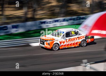 Adelaide, South Australia, Australien. November 2024. BRAD VEREKER fuhr den VSTONE Mitsubishi Triton am Freitag bei der VAILO Adelaide 500 Runde der Repco Supercars Championship 2024 auf dem Adelaide Street Circuit am 15. November 2024 in Adelaide, Australien. (Kreditbild: © James Forrester/ZUMA Press Wire) NUR REDAKTIONELLE VERWENDUNG! Nicht für kommerzielle ZWECKE! Stockfoto