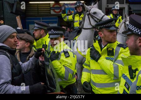 London, Großbritannien. Februar 2018. Die Polizei versucht, die Unterstützer vom März mit den Obdachlosen aufzuhalten - #solidaritynotcharity, Streets Kitchen, Obdacheless Outreach Central und London: Marsch für Obdachlose, während sie in Richtung West End marschieren, um zu protestieren, nachdem raue Schläfer auf den Straßen bei der jüngsten Kälte gestorben sind. Sie sagen, genug ist genug - keine Todesfälle mehr auf unseren Straßen mehr, und dass die Regierung ihrer Pflicht, Sozialwohnungen bereitzustellen und ihre Bürger zu plündern, nicht nachkommt, und dass staatliche Kürzungen bei Sozialleistungen und Geldern für Sozialdienstleistungen Menschen töten, die Arm, behindert oder leiden Stockfoto