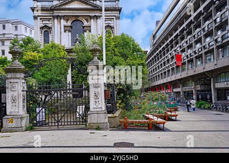 Die Kirche St. Mary le Strand und der Strand Campus des King's College, University of London Stockfoto