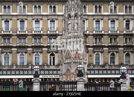 Queen Eleanor Memorial Cross vor der Charing Cross Station in London, eine viktorianische Reproduktion eines mittelalterlichen Denkmals, das von den Puritanern zerstört wurde Stockfoto