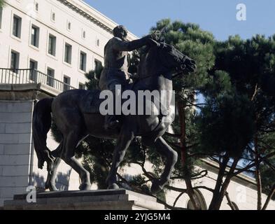 ESTATUA ECUESTRE DEL GENERAL FRANCO SITUADA EN LA PLAZA DE SAN JUAN DE LA CRUZ - 1964. Autor: JOSE CAPUZ (1884-1964). Lage: AUSSEN. MADRID. SPANIEN. FRANCISCO FRANCO BAHAMONDE (1892-1975). Stockfoto