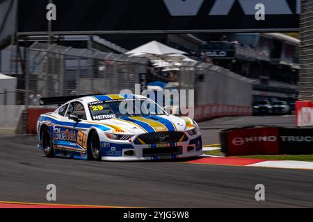 Adelaide, South Australia, Australien. November 2024. NATHAN HERNE fuhr den BlueGold Industried Ford Mustang am Freitag bei der VAILO Adelaide 500 Runde der Repco Supercars Championship 2024 auf dem Adelaide Street Circuit am 15. November 2024 in Adelaide, Australien. (Kreditbild: © James Forrester/ZUMA Press Wire) NUR REDAKTIONELLE VERWENDUNG! Nicht für kommerzielle ZWECKE! Stockfoto