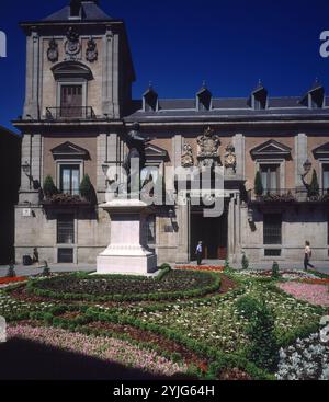 MONUMENTO A ALVARO DE BAZAN CON EL AYUNTAMIENTO AL FONDO. Verfasser: MARIANO BENLLIURE. LAGE: PLAZA DE LA VILLA. SPANIEN. ALVARO DE BAZAN. MARQUES DE SANTA CRUZ. Stockfoto