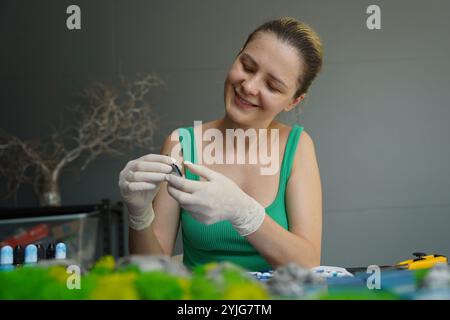 Der Prozess der Herstellung der Kunstdekoration aus Epoxidharz, Natursteinen und Moos Stockfoto