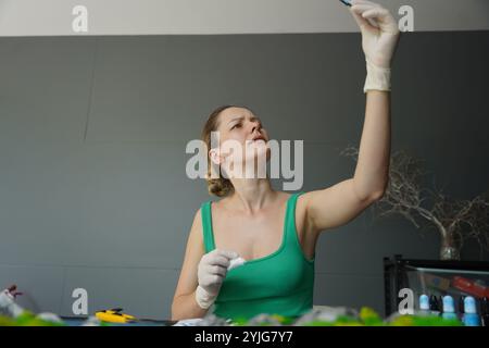 Der Prozess der Herstellung der Kunstdekoration aus Epoxidharz, Natursteinen und Moos Stockfoto