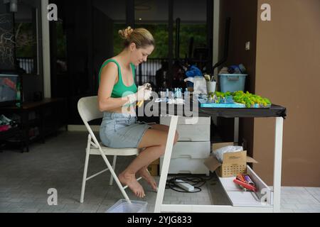 Der Prozess der Herstellung der Kunstdekoration aus Epoxidharz, Natursteinen und Moos Stockfoto