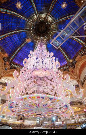 Paris, Frankreich. November 2024. Einweihung der Weihnachtsdekoration „Le 130e Noel des Galeries Lafayette“ am 14. November 2024 in Paris, Frankreich. Foto: Mireille Ampilhac/ABACAPRESS. COM Credit: Abaca Press/Alamy Live News Stockfoto