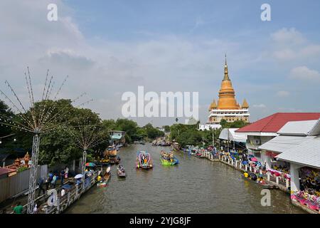 Prozessionswagen auf dem Weg durch den Samrong Canal zum Paradeendpunkt am Wat Bang Phli Yai, Lotus Throwing Festival (Rab Bua), Samut Prakan Stockfoto