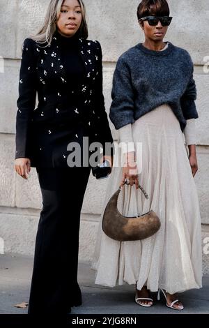 Paris, Frankreich. November 2024. Street Style, Ankunft bei der Elie Saab Spring Summer 2025 Show, die am 28. September 2024 im Palais de Tokyo in Paris, Frankreich, stattfand. Foto: Marie-Paola Bertrand-Hillion/ABACAPRESS. COM Credit: Abaca Press/Alamy Live News Stockfoto