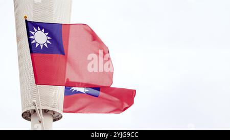 Zwei Taiwan-Fahnen flattern nebeneinander und symbolisieren Einheit und Stolz. Perfekt für patriotische und kulturelle Darstellungen. Stockfoto
