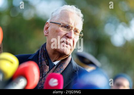 München, Deutschland. November 2024. Joachim Herrmann (CSU), bayerischer Innenminister, gibt am 14. November 2024 im Rahmen einer Medienveranstaltung im Alten Botanischen Garten in München (Bayern) ein Interview. Während der Medienveranstaltung wurden politische Vertreter über ein Maßnahmenpaket von Polizei und Stadt informiert, um die Sicherheit rund um den Alten Botanischen Garten und Stachus zu verbessern. Quelle: Matthias Balk/dpa/Alamy Live News Stockfoto