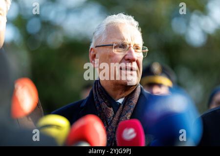 München, Deutschland. November 2024. Joachim Herrmann (CSU), bayerischer Innenminister, gibt am 14. November 2024 im Rahmen einer Medienveranstaltung im Alten Botanischen Garten in München (Bayern) ein Interview. Während der Medienveranstaltung wurden politische Vertreter über ein Maßnahmenpaket von Polizei und Stadt informiert, um die Sicherheit rund um den Alten Botanischen Garten und Stachus zu verbessern. Quelle: Matthias Balk/dpa/Alamy Live News Stockfoto