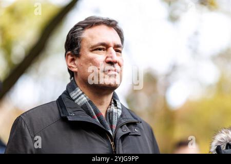 München, Deutschland. November 2024. Georg Eisenreich (CSU), bayerischer Justizminister, steht im Alten Botanischen Garten in München (Bayern) während einer Medienveranstaltung am 14. November 2024. Während der Medienveranstaltung wurden politische Vertreter über ein Maßnahmenpaket von Polizei und Stadt informiert, um die Sicherheit rund um den Alten Botanischen Garten und Stachus zu verbessern. Quelle: Matthias Balk/dpa/Alamy Live News Stockfoto