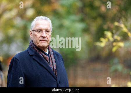 München, Deutschland. November 2024. Joachim Herrmann (CSU), Innenminister Bayerns, steht während eines Medientermins am 14. November 2024 im Alten Botanischen Garten in München (Bayern). Während der Medienveranstaltung wurden politische Vertreter über ein Maßnahmenpaket von Polizei und Stadt informiert, um die Sicherheit rund um den Alten Botanischen Garten und Stachus zu verbessern. Quelle: Matthias Balk/dpa/Alamy Live News Stockfoto