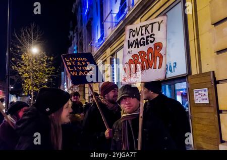 London, Großbritannien. Dezember 2017. Bei der Solidaritätsdemonstration vor Hackney Picturehouse, einem von fünf Londoner Kinos, in denen die Arbeiter erneut zur Unterstützung ihres langjährigen Kampfes um den Londoner Lebenslohn streikten, wurde ein Arbeiter mit einem Filmzitat bei der Eröffnung des Films "Star Wars" "Last of the Jedi" gezeigt. Die Streikenden sind Mitglieder der BECTU-gewerkschaft und kämpfen ebenso wie ein Lebenslohn dafür, dass ihre gewerkschaft von Picturehouse anerkannt wird, das Teil des multinationalen Unternehmens Cineworld ist. Zu den Hackney Picturehouse-Streikenden gesellten sich diejenigen aus den anderen Kinos, Stockfoto