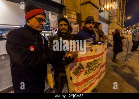 London, Großbritannien. Dezember 2017. Bei der Solidaritätsdemonstration vor Hackney Picturehouse, einem von fünf Londoner Kinos, in denen die Arbeiter erneut zur Unterstützung ihres langjährigen Kampfes um den Londoner Lebenslohn streikten, wurde ein Arbeiter mit einem Filmzitat bei der Eröffnung des Films "Star Wars" "Last of the Jedi" gezeigt. Die Streikenden sind Mitglieder der BECTU-gewerkschaft und kämpfen ebenso wie ein Lebenslohn dafür, dass ihre gewerkschaft von Picturehouse anerkannt wird, das Teil des multinationalen Unternehmens Cineworld ist. Zu den Hackney Picturehouse-Streikenden gesellten sich diejenigen aus den anderen Kinos, Stockfoto