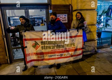 London, Großbritannien. Dezember 2017. Bei der Solidaritätsdemonstration vor Hackney Picturehouse, einem von fünf Londoner Kinos, in denen die Arbeiter erneut zur Unterstützung ihres langjährigen Kampfes um den Londoner Lebenslohn streikten, wurde ein Arbeiter mit einem Filmzitat bei der Eröffnung des Films "Star Wars" "Last of the Jedi" gezeigt. Die Streikenden sind Mitglieder der BECTU-gewerkschaft und kämpfen ebenso wie ein Lebenslohn dafür, dass ihre gewerkschaft von Picturehouse anerkannt wird, das Teil des multinationalen Unternehmens Cineworld ist. Zu den Hackney Picturehouse-Streikenden gesellten sich diejenigen aus den anderen Kinos, Stockfoto