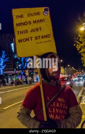 London, Großbritannien. Dezember 2017. Bei der Solidaritätsdemonstration vor Hackney Picturehouse, einem von fünf Londoner Kinos, in denen die Arbeiter erneut zur Unterstützung ihres langjährigen Kampfes um den Londoner Lebenslohn streikten, wurde ein Arbeiter mit einem Filmzitat bei der Eröffnung des Films "Star Wars" "Last of the Jedi" gezeigt. Die Streikenden sind Mitglieder der BECTU-gewerkschaft und kämpfen ebenso wie ein Lebenslohn dafür, dass ihre gewerkschaft von Picturehouse anerkannt wird, das Teil des multinationalen Unternehmens Cineworld ist. Zu den Hackney Picturehouse-Streikenden gesellten sich diejenigen aus den anderen Kinos, Stockfoto