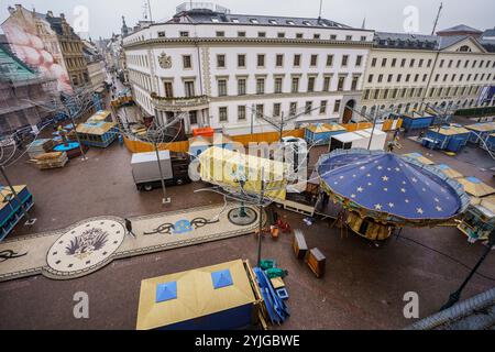 Wiesbaden, Deutschland. November 2024. Bauarbeiten für den VorweihnachtsSternmarkt (26. November bis 23. Dezember 2024), der auf dem Schlossplatz und vor der Marktkirche stattfindet. Darlegung: Andreas Arnold/dpa/Alamy Live News Stockfoto