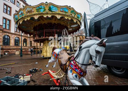 Wiesbaden, Deutschland. November 2024. Für den vorweihnachtlichen Sternmarkt (26. November bis 23. Dezember 2024), der auf dem Schlossplatz und vor der Marktkirche stattfindet, steht ein Karussell bereit. Darlegung: Andreas Arnold/dpa/Alamy Live News Stockfoto