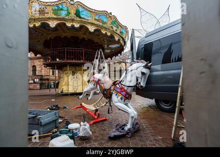 Wiesbaden, Deutschland. November 2024. Für den vorweihnachtlichen Sternmarkt (26. November bis 23. Dezember 2024), der auf dem Schlossplatz und vor der Marktkirche stattfindet, steht ein Karussell bereit. Darlegung: Andreas Arnold/dpa/Alamy Live News Stockfoto