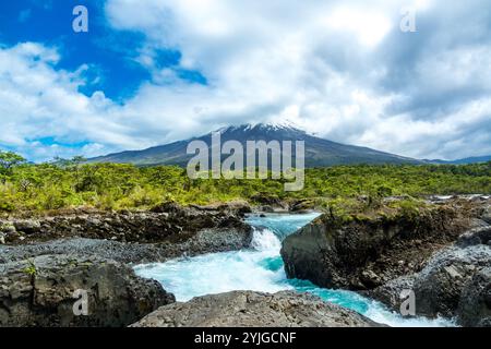 Blick auf den Vulkan Osorno vom Petrohue Wasserfall, wunderschöne Landschaft Los Lagos, Chile, Südamerika Stockfoto