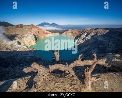 Luftaufnahme des Vulkankraters Kawah Ijen bei Sonnenaufgang, Ost-Java, Indonesien Stockfoto