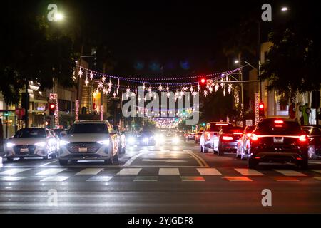 Los Angeles, USA. November 2024. Weihnachtslichter in Form von Schneeflocken funkeln über Beverly Hills. Die Einheimischen feierten den Beginn der Weihnachtszeit bei der Rodeo Drive Holiday Lighting Celebration mit Live-Auftritten, Feuerwerken und Weihnachtslichtern am Rodeo Drive in Beverly Hills, Los Angeles, Kalifornien. Quelle: Stu Gray/Alamy Live News. Stockfoto