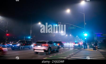 Los Angeles, USA. November 2024. Nächtlicher Verkehr bei Nebel auf dem Santa Monica Boulevard am Rodeo Drive in Beverly Hills, Los Angeles, Kalifornien. Quelle: Stu Gray/Alamy Live News. Stockfoto