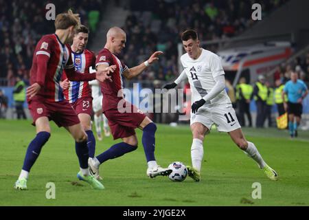 Ljubljana, Slowenien. November 2024. Benjamin Sesko (R) aus Slowenien bricht beim Fußballspiel der UEFA Nations League B zwischen Slowenien und Norwegen am 14. November 2024 in Ljubljana durch. Quelle: Zeljko Stevanic/Xinhua/Alamy Live News Stockfoto