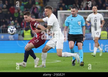 Ljubljana, Slowenien. November 2024. Lasse Berg Johnsen (1. L) aus Norwegen tritt am 14. November 2024 beim Fußballspiel der UEFA Nations League B zwischen Slowenien und Norwegen in Ljubljana an. Quelle: Zeljko Stevanic/Xinhua/Alamy Live News Stockfoto