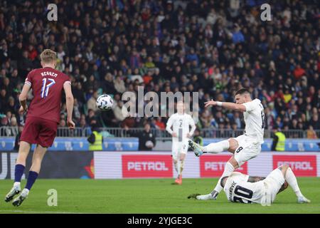 Ljubljana, Slowenien. November 2024. Der slowenische Zan Vipotnik (R) dreht während des Fußballspiels der UEFA Nations League B zwischen Slowenien und Norwegen am 14. November 2024 in Ljubljana. Quelle: Zeljko Stevanic/Xinhua/Alamy Live News Stockfoto