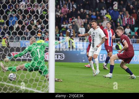 Ljubljana, Slowenien. November 2024. Jan Mlakar (2. L) aus Slowenien dreht während des Fußballspiels der UEFA Nations League B zwischen Slowenien und Norwegen am 14. November 2024 in Ljubljana, Slowenien. Quelle: Zeljko Stevanic/Xinhua/Alamy Live News Stockfoto