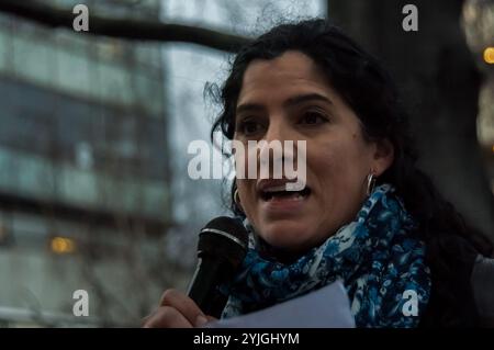 London, Großbritannien. Januar 2018. UALE Studenten halten Plakate gegen die Unterstützung ihrer Universität für die Sanierungsschesme auf der Kundgebung vor den Büros des Southwark Council, um sich gegen die Unterstützung von Delanceys Plänen zu wehren, das Elephant & Castle Center zu ersetzen, in dem sich die Einwohner von Walworth, Händler, die lateinamerikanische Gemeinschaft und LCC-Studenten mit Luxuswohnungen mit nur 3 % der sogenannten Sozialwohnungen und 5 % der erschwinglichen Einzelhandelseinheiten befinden, die ihren Offshore-Managern voraussichtlich 154 Millionen Pfund Gewinn bringen werden. Delancey und Southwark verheimlichen die Rentabilitätsbewertung, die allo wäre Stockfoto