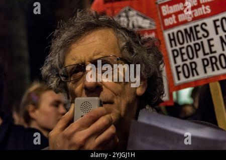 London, Großbritannien. Januar 2018. UALE Studenten halten Plakate gegen die Unterstützung ihrer Universität für die Sanierungsschesme auf der Kundgebung vor den Büros des Southwark Council, um sich gegen die Unterstützung von Delanceys Plänen zu wehren, das Elephant & Castle Center zu ersetzen, in dem sich die Einwohner von Walworth, Händler, die lateinamerikanische Gemeinschaft und LCC-Studenten mit Luxuswohnungen mit nur 3 % der sogenannten Sozialwohnungen und 5 % der erschwinglichen Einzelhandelseinheiten befinden, die ihren Offshore-Managern voraussichtlich 154 Millionen Pfund Gewinn bringen werden. Delancey und Southwark verheimlichen die Rentabilitätsbewertung, die allo wäre Stockfoto