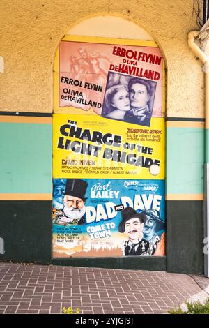 Wandbild mit Filmplakaten im Crystal Theatre in der kleinen Stadt Portland im zentralen Westen von NSW Stockfoto