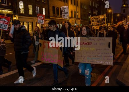 London, Großbritannien. Januar 2018. UALE Studenten halten Plakate gegen die Unterstützung ihrer Universität für die Sanierungsschesme auf der Kundgebung vor den Büros des Southwark Council, um sich gegen die Unterstützung von Delanceys Plänen zu wehren, das Elephant & Castle Center zu ersetzen, in dem sich die Einwohner von Walworth, Händler, die lateinamerikanische Gemeinschaft und LCC-Studenten mit Luxuswohnungen mit nur 3 % der sogenannten Sozialwohnungen und 5 % der erschwinglichen Einzelhandelseinheiten befinden, die ihren Offshore-Managern voraussichtlich 154 Millionen Pfund Gewinn bringen werden. Delancey und Southwark verheimlichen die Rentabilitätsbewertung, die allo wäre Stockfoto