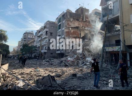 Beirut, Libanon. November 2024. Das Foto zeigt die Schäden, die durch israelische Luftangriffe im südlichen Vorort Beirut, Libanon, am 14. November 2024 verursacht wurden. Elf Menschen wurden bei israelischen Luftangriffen auf den Süd- und Ostlibanon am Donnerstag getötet und neun weitere verletzt, berichtete die nationale Nachrichtenagentur (NNA) des Libanon. Quelle: Str/Xinhua/Alamy Live News Stockfoto